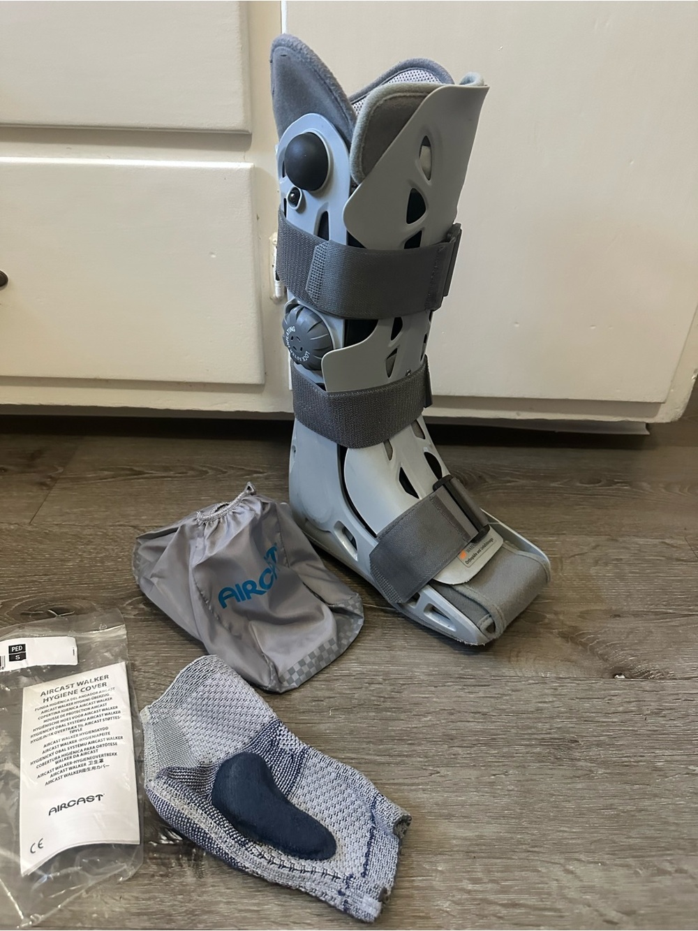 Aircast AirSelect Walker Boot Gray Size Large with Pump & Accessories